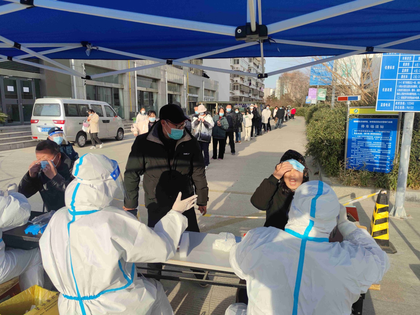 在防控疫情的战役中,她们是永远的一抹红,坚守物业人的职责,坚守岗位