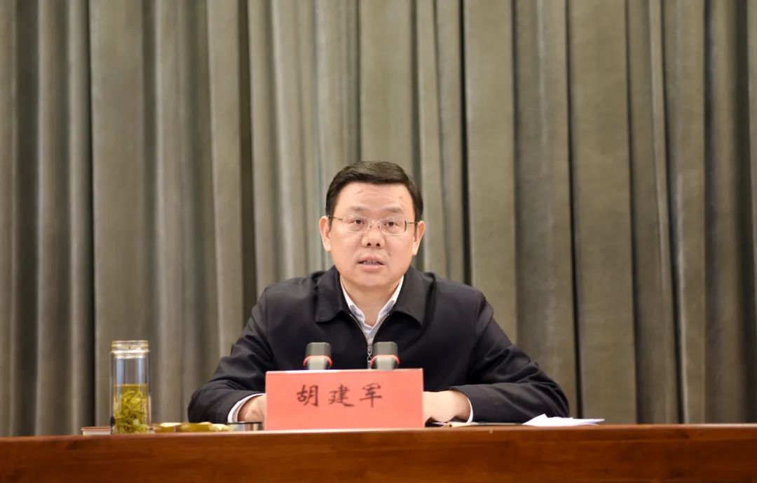 胡建军在讲话中指出,过去一年,全市各级工会在市委坚强领导下,认真