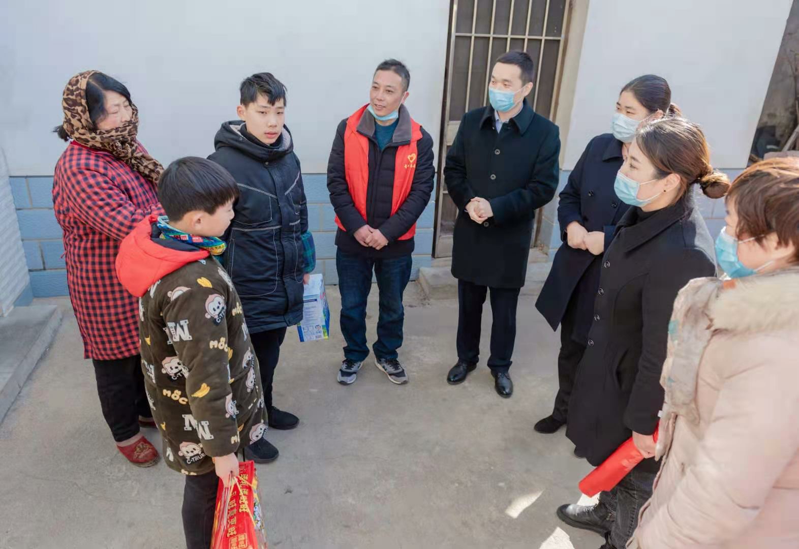 赣榆区青口镇工会组织开展"关爱儿童 情暖新春"活动